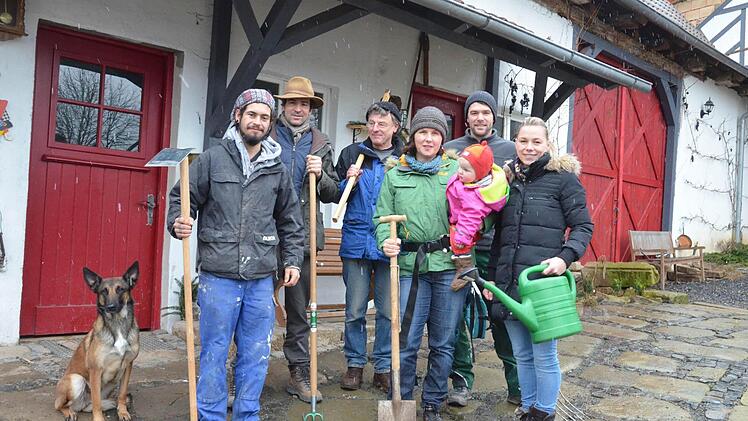 Die Leute vom Büdenhof wollen ein Projekt solidarischer Landwirtschaft aufbauen (von links): Andreas Schiefer mit seiner Hündin Gina, Stefan Haderlein, Georg Wagner, Claudia Höps mit Töchterchen Marlene, Manuel und Saskia Bischof. Fotos: Rainer Lutz