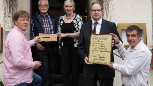 Glückwunsch 2: Altstadtvereins-Kassier Wolfgang Joa (rechts) und Vorsitzender Peter Braun (links) im Bild mit Günter, Brigitte und Michael Schaub, die ebenfalls einen Mürschter Nagel erhalten.Foto: Björn Hein