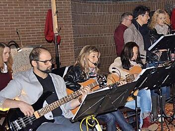 Michaela Zwiefel (links) und Lena Schmück (rechts) sind die jüngsten Mitglieder der Gruppe "Nur Mut". Auf dem Foto sind außerdem zu sehen: Sebastian Voll (von links), Sandra Schölzke, Bettina Albert, Thorsten Endres und Anja Metz. Foto: Kathrin Kupka-Hahn