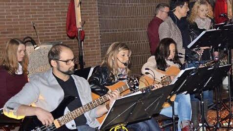 Michaela Zwiefel (links) und Lena Schmück (rechts) sind die jüngsten Mitglieder der Gruppe "Nur Mut". Auf dem Foto sind außerdem zu sehen: Sebastian Voll (von links), Sandra Schölzke, Bettina Albert, Thorsten Endres und Anja Metz. Foto: Kathrin Kupka-Hahn