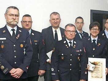 Die Feuerwehr Rödental dankt ihren Mitgliedern (von links): Zweiter Vorsitzender Rolf Wohlleben, Otto-Norbert Grußka, Kreisbrandmeister Andreas Steller, Michael Eckert, Kommandant Steffen Schaller, Andreas Neubert, Anja Schaller, Michael Hager, Annika Günzel, stellvertretender Bürgermeister Thomas Lesch, Michael Austen  Foto: Martin Rebhan