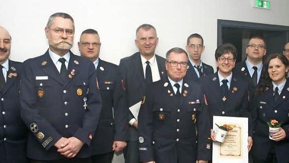 Die Feuerwehr Rödental dankt ihren Mitgliedern (von links): Zweiter Vorsitzender Rolf Wohlleben, Otto-Norbert Grußka, Kreisbrandmeister Andreas Steller, Michael Eckert, Kommandant Steffen Schaller, Andreas Neubert, Anja Schaller, Michael Hager, Annika Günzel, stellvertretender Bürgermeister Thomas Lesch, Michael Austen  Foto: Martin Rebhan