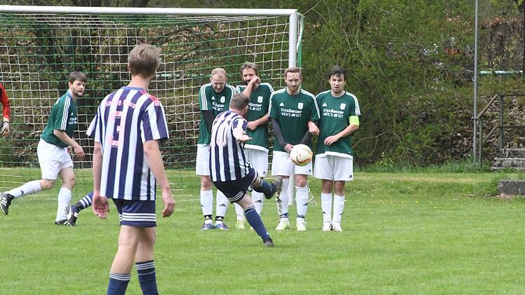 Szene aus dem Spiel der SpVgg Haard II (beim Freistoß) gegen den TV Jahn Winkels (2:2). Foto: Hopf