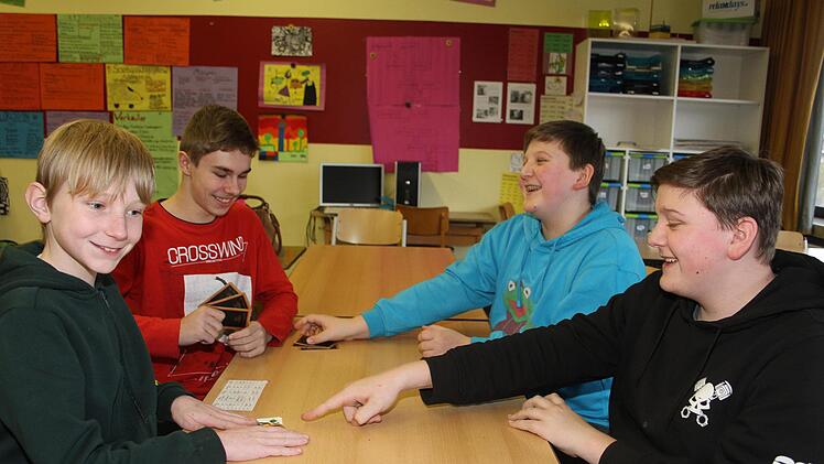 So macht Schule richtig Spaß: Steven Leykam (13), Dominik Schier (15), Alexander Hildner (12) und Tobias Hildner (14) lernen Schafkopf. Foto: Sonny Adam