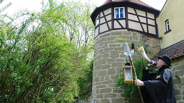 Lars Otto f&uuml;hrt die Bekleidung eines Nachtw&auml;chters vor. Dabei versucht er das Horn zu sto&szlig;en, um die Saison zu er&ouml;ffnen. Foto: Christoph Wieedmann