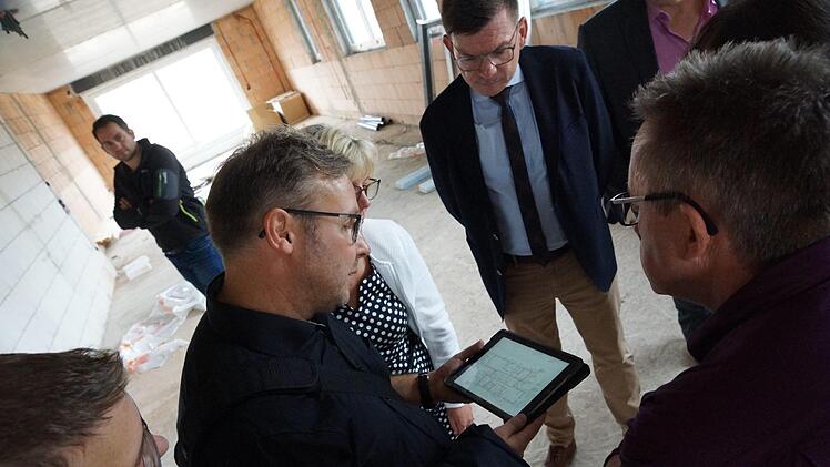 Architekt Marcus Seifert  erläutert die Raumaufteilung.Foto: Arkadius Guzy