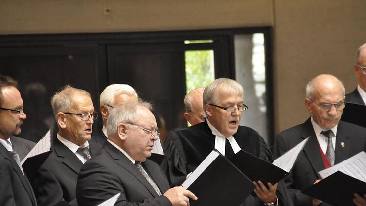 Pfarrer Philipp Klein als Sän-ger beim Männergesangverein Ebenhausen. Foto: Peter Klopf