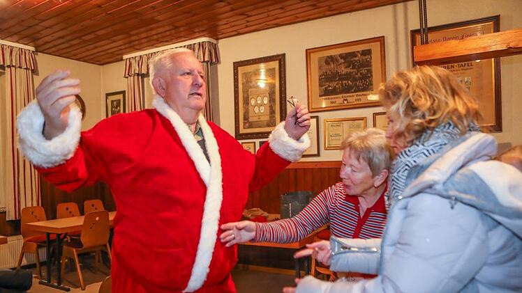 Auch ein Nikolaus muss erst mal angezogen werden -Beim Bischberger Weihnachtsmarkt Foto: Barbara Herbst