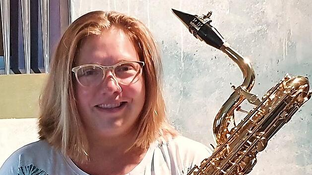 Carolin Klug-Sch&auml;fer spielt auf dem Saxophon. Foto: Markus Wollmann