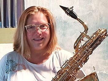 Carolin Klug-Schäfer spielt auf dem Saxophon. Foto: Markus Wollmann