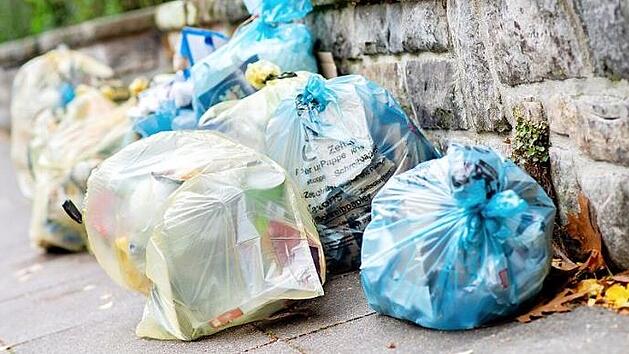 Gelbe S&auml;cke f&uuml;r Verpackungsm&uuml;ll und blaue S&auml;cke f&uuml;r Papier. Der Verbrauch von Verpackungen in Deutschland nimmt zu. Foto: H. Dittrich, dpa