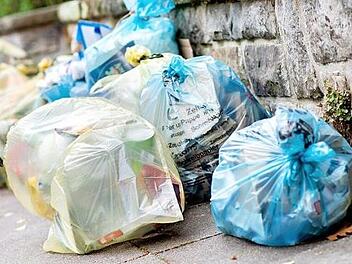 Gelbe Säcke für Verpackungsmüll und blaue Säcke für Papier. Der Verbrauch von Verpackungen in Deutschland nimmt zu. Foto: H. Dittrich, dpa