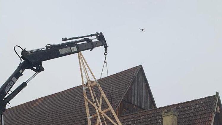 Bilder vom Aufbau der Weihnachtspyramiden. Foto: privat