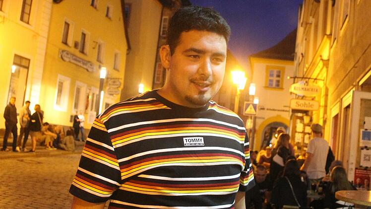 Mehmet Güvenelir, "der Bürgermeister" genannt, war am letzten Wochenende in der Oberen Stadt und auch an diesem.  "Man müsste einen Weg finden, wie man feiern kann, ohne dass so viel Müll bleibt", schlug er vor. Foto: Sonny Adam