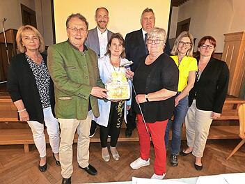 Wechsel an der Spitze des Kreisverbandes der Frauenunion (von links): stellvertretende FU-Kreisvorsitzende Barbara Thiele, CSU-Kreisvorsitzender Henry Schramm, FU-Kreisvorsitzende Doris Leithner-Bisani, Brigitte Soziaghi und die stellvertretenden ...