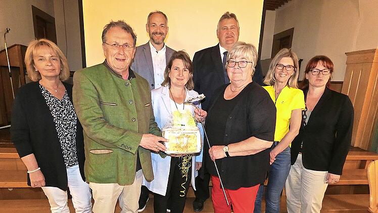 Wechsel an der Spitze des Kreisverbandes der Frauenunion (von links): stellvertretende FU-Kreisvorsitzende Barbara Thiele, CSU-Kreisvorsitzender Henry Schramm, FU-Kreisvorsitzende Doris Leithner-Bisani, Brigitte Soziaghi und die stellvertretenden ...