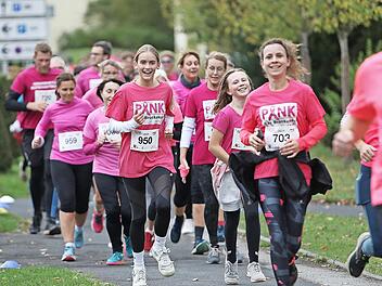 Laufen beim Pink-Lauf in Bad Br&uuml;ckenau macht offensichtlich gl&uuml;cklich und ist f&uuml;r den guten Zweck.