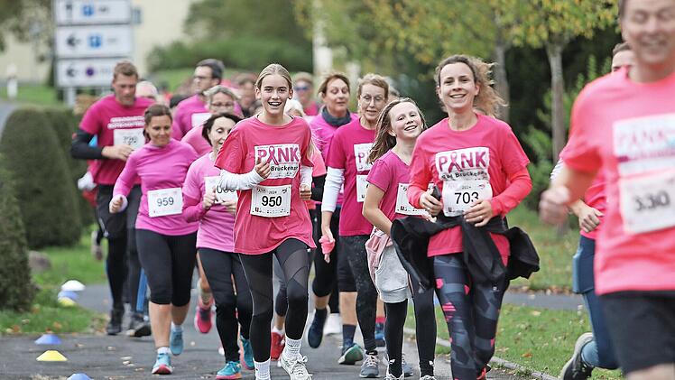 Laufen beim Pink-Lauf in Bad Br&uuml;ckenau macht offensichtlich gl&uuml;cklich und ist f&uuml;r den guten Zweck.