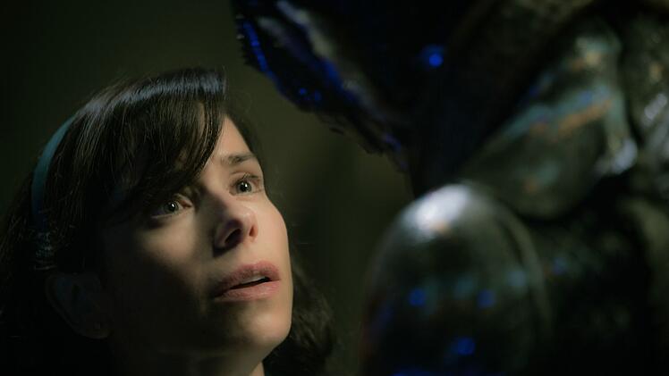 Die stumme Putzfrau Elisa (Sally Hawkins) nimmt Kontakt zu dem mysteri&ouml;sen Wasserwesen auf.