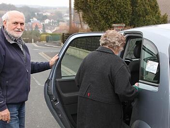 Gut angenommen wird der Fahrtdienst der Eigenheimer Poppenlaue zum Einkaufen nach Maßbach. Mitglieder holen Werner Menegoni (links) und die anderen Helfer sogar vor der Haustüre ab.  Foto: Heike Beudert