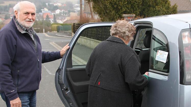 Gut angenommen wird der Fahrtdienst der Eigenheimer Poppenlaue zum Einkaufen nach Maßbach. Mitglieder holen Werner Menegoni (links) und die anderen Helfer sogar vor der Haustüre ab.  Foto: Heike Beudert