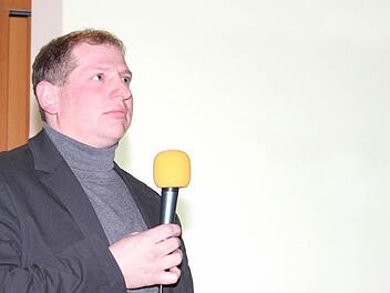 Bürgermeister Klaus Faatz bei seinem Bericht in der Bürgerversammlung Fotos: Evi Seeger