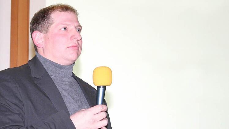 Bürgermeister Klaus Faatz bei seinem Bericht in der Bürgerversammlung Fotos: Evi Seeger