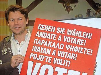 "Wählen", steht auf den Plakaten der Linken in mehreren Sprachen. René Hähnlein kandidiert für den Posten des Oberbürgermeisters. Foto: Gabi Arnold