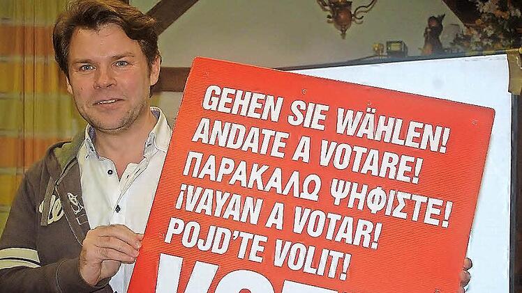 "Wählen", steht auf den Plakaten der Linken in mehreren Sprachen. René Hähnlein kandidiert für den Posten des Oberbürgermeisters. Foto: Gabi Arnold