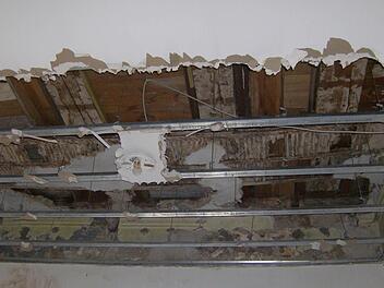 Dass in der Vergangenheit nicht immer auf Denkmalschutz geachtet wurde, zeigt eine marode Decke im Klostergebäude. Foto: Petra Malbrich