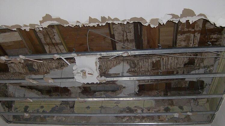 Dass in der Vergangenheit nicht immer auf Denkmalschutz geachtet wurde, zeigt eine marode Decke im Klostergebäude. Foto: Petra Malbrich