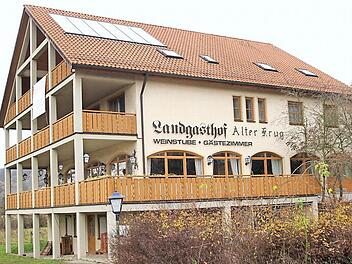 Asylbewerber werden hier nicht untergebracht. Eine Nutzungsänderung wird es für das ehemalige Gasthaus Neeb nicht geben. Mit einer kuriosen Voranfrage hatte sich der Ebelsbacher Gemeinderat in seiner Sitzung am Mittwoch zu befassen. Die neue Besitzerin will in Steinbach den Gastronomiebetrieb, den ihr verstorbener Vater kaufte, Schritt für Schritt aufbauen.  Foto: Günther Geiling