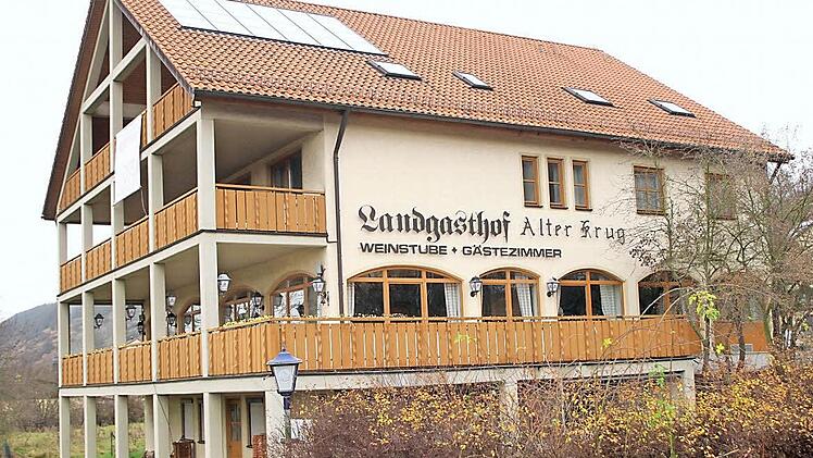 Asylbewerber werden hier nicht untergebracht. Eine Nutzungsänderung wird es für das ehemalige Gasthaus Neeb nicht geben. Mit einer kuriosen Voranfrage hatte sich der Ebelsbacher Gemeinderat in seiner Sitzung am Mittwoch zu befassen. Die neue Besitzerin will in Steinbach den Gastronomiebetrieb, den ihr verstorbener Vater kaufte, Schritt für Schritt aufbauen.  Foto: Günther Geiling