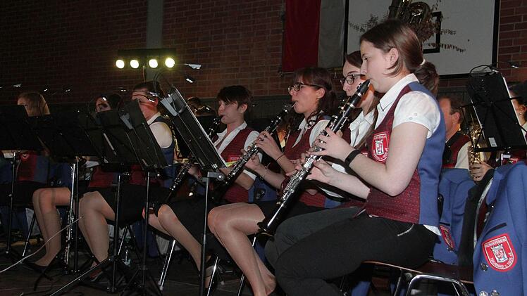 Mit voller Konzentration interpretierten die Musiker die außergalaktischen Werke. Foto: Sonja Adam