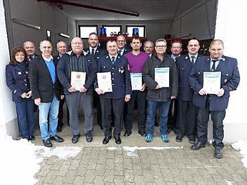 Ehrungen und Neuwahlen standen im Mittelpunkt der Jahreshauptversammlung der Feuerwehr Mannsflur. Im Bild die ausgezeichneten Mitglieder mit den Führungskräften. Foto: Klaus-Peter Wulf