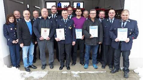 Ehrungen und Neuwahlen standen im Mittelpunkt der Jahreshauptversammlung der Feuerwehr Mannsflur. Im Bild die ausgezeichneten Mitglieder mit den Führungskräften. Foto: Klaus-Peter Wulf