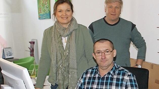 Franz-Josef Alter (vorne sitzend) ist seit fast einem Jahr hochgesch&auml;tzter kaufm&auml;nnischer Mitarbeiter bei den Rummelsberger Diensten. Den Weg aus der Langzeitarbeitslosigkeit ebneten der Arbeitgeber und das Jobcenter. Mit ihm freuen sich (hinten) Arbeitsvermittlerin Silvia Hofmann und der Teamleiter ambulant unterst&uuml;tztes Wohnen der Rummelsberger, Timo Streng. Foto: Sabine Weinbeer