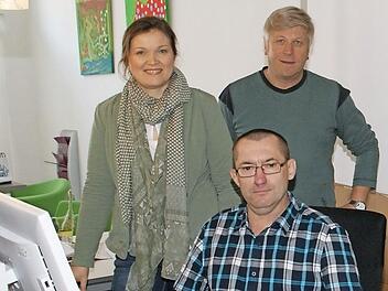 Franz-Josef Alter (vorne sitzend) ist seit fast einem Jahr hochgeschätzter kaufmännischer Mitarbeiter bei den Rummelsberger Diensten. Den Weg aus der Langzeitarbeitslosigkeit ebneten der Arbeitgeber und das Jobcenter. Mit ihm freuen sich (hinten) Arbeitsvermittlerin Silvia Hofmann und der Teamleiter ambulant unterstütztes Wohnen der Rummelsberger, Timo Streng. Foto: Sabine Weinbeer