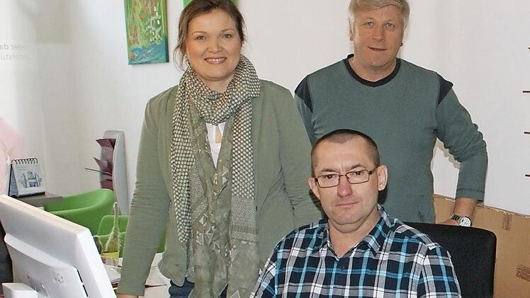 Franz-Josef Alter (vorne sitzend) ist seit fast einem Jahr hochgeschätzter kaufmännischer Mitarbeiter bei den Rummelsberger Diensten. Den Weg aus der Langzeitarbeitslosigkeit ebneten der Arbeitgeber und das Jobcenter. Mit ihm freuen sich (hinten) Arbeitsvermittlerin Silvia Hofmann und der Teamleiter ambulant unterstütztes Wohnen der Rummelsberger, Timo Streng. Foto: Sabine Weinbeer