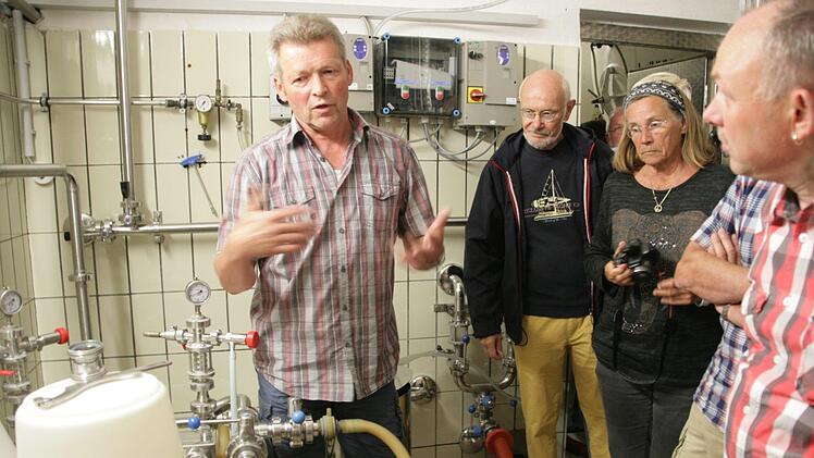 Braumeister Heinrich Lorenz (l.) bei der Brauereiführung in Drügendorf