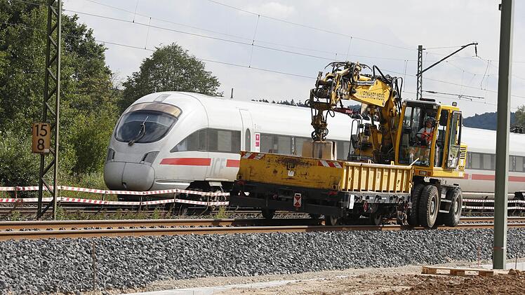 Auf Bahnreisende kommen am Wochenende zwischen Bamberg und Bad Staffelstein, sowie von und nach Ebern Behinderungen zu. Foto: Matthias Hoch