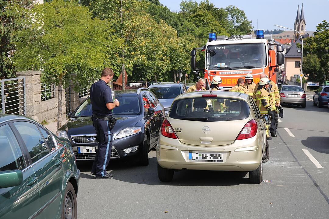Hof: Autofahrerin kracht in geparktes Fahrzeug und wird schwer verletzt