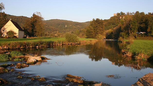 Das Wiesenttal mit Burg Neideck (rechts) bei Streitberg Foto: Reinhard L&ouml;wisch