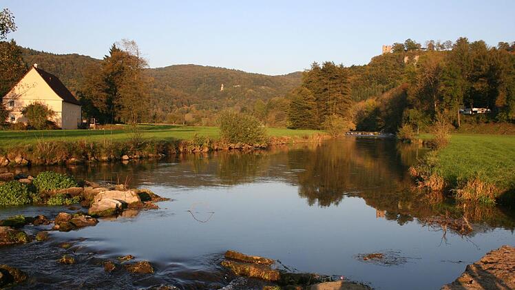 Das Wiesenttal mit Burg Neideck (rechts) bei Streitberg Foto: Reinhard Löwisch