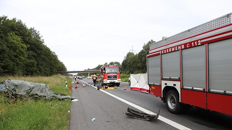 Auf der A6 ist es am fr&uuml;hen Sonntagmorgen zu einem t&ouml;dlichen Unfall gekommen. Ein Auto ist von der Fahrbahn abgekommen und hat sich &uuml;berschlagen. Foto: News5 / Haag