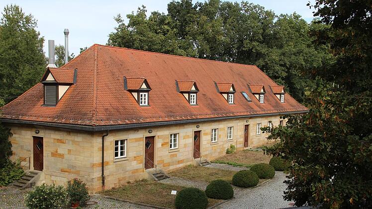 Zu Steinenhausen gehört nicht nur das Schloss selbst, sondern auch das Wirtschaftsgebäude. Foto: Katharina Müller-Sanke