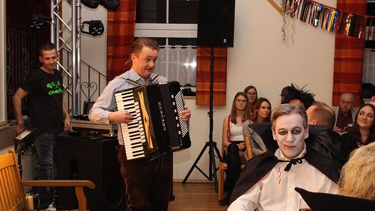 "Quetschenmoo” Markus Ruhmann : Ich kann net naa sag'n. Mit im Bild Landrat Tritthart als Vampir      Foto: Evi Seeger