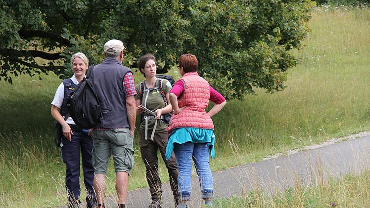 Ranger und Polizisten kl&auml;ren Besucher auf