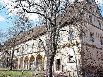 Das Alte Schloss in Gereuth hat vielleicht keine glanzvolle, aber immerhin eine Zukunft. Der Landrat hat den Verfall des Denkmals gestoppt.