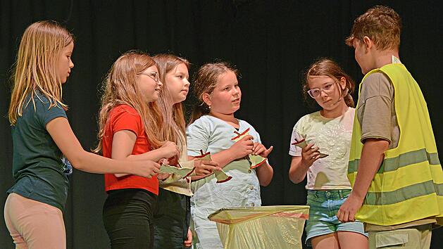Der Apfelbutzen kommt in die Biotonne, das ist der Gelbe Sack. Unser Bild zeigt (von links) Emilia Ott, Ennie Gurski, Lea Zrenner, Heidi Olbrich, Nora-Fine Leykam, Rafael Labude.R&uuml;diger Baumann